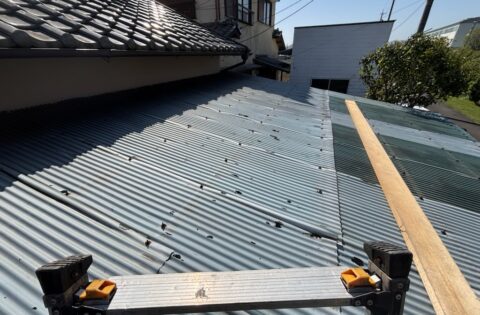 ①雹被害　屋根修理前