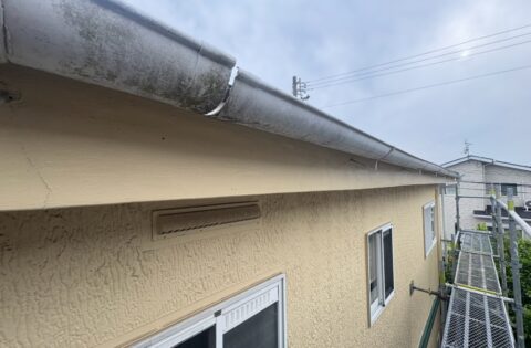 ⑤雹被害　軒樋修理前
