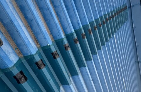 ①施工前（濃青部が雨漏り修理した箇所です）