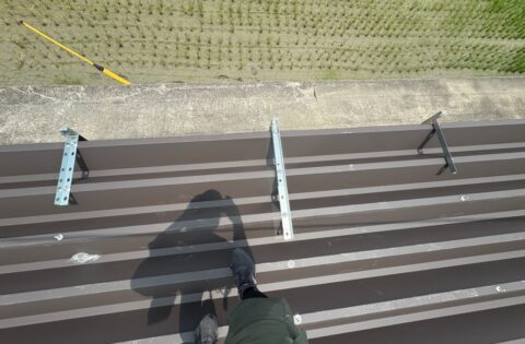 ③飛散防止用妻アングル取り付け