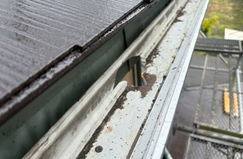①雨樋施工前（雹により各所に無数の穴空きあり）