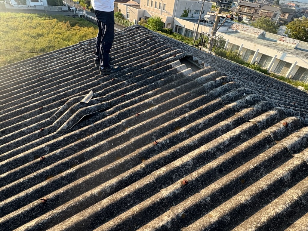 台風15号被害で飛散したスレート屋根の写真