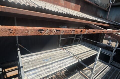 ④既存屋根解体（C鋼下地の劣化を確認）