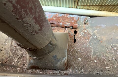 ⑦煙突屋根工事前（著しい劣化を確認）