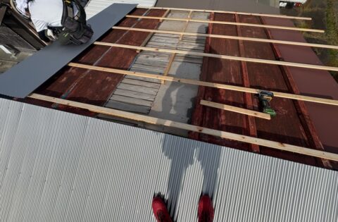 ④木下地取り付け・屋根葺き途中