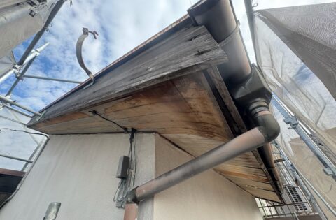 ②破風板・軒天の劣化を確認