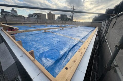 ④屋根木下地を大工さんが施工