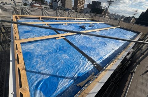 ⑤折版屋根用タイトフレーム取り付け