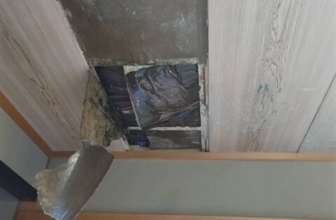 ③長年の雨漏りにより天井が落下した様子