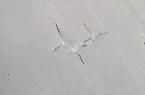 ②各所に無数の亀裂を確認