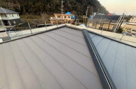 ⑦屋根材シルキーG2葺き・樹脂下地取り付け