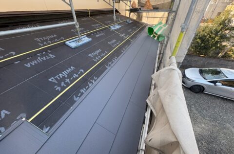 ⑨下屋根葺き中