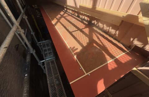 ⑤霧除け唐草取り付け