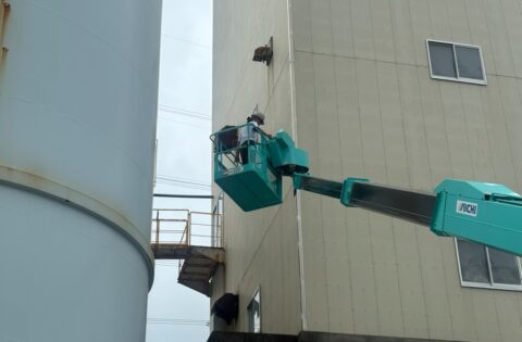 ①足場組み前の既存換気フードの現状確認