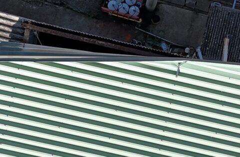 ①屋根修理前（ドローン空撮）