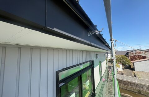 ⑩外壁施工後・面板施工後・樋金物取り付け中