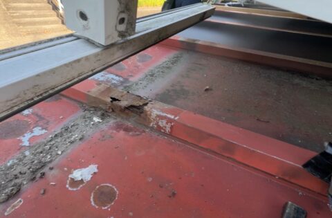 ①屋根修理前（著しい劣化を確認）