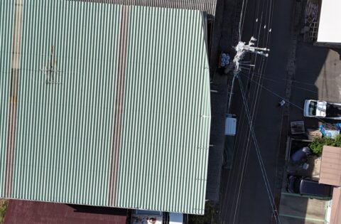 ②屋根修理前（ドローン空撮）