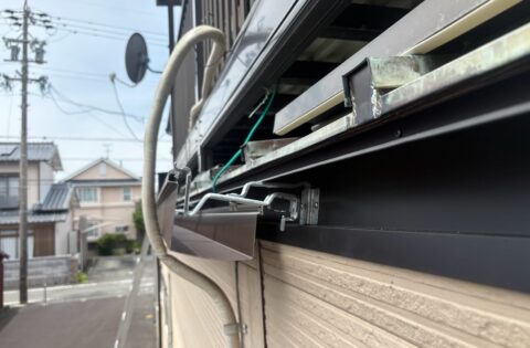⑩面板包み取り付け・雨樋施工中