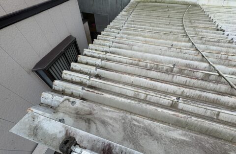 ①屋根雨漏り修理前