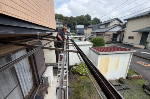 ⑥樋内掃除中