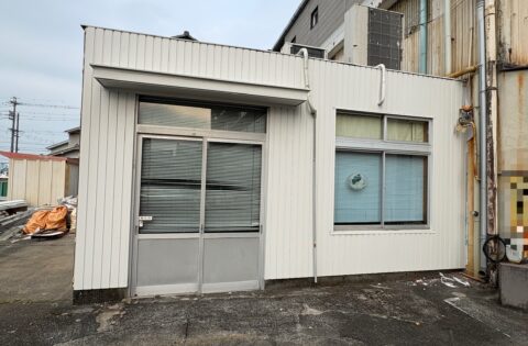 ⑪既存庇の出幅を縮小　板金包み