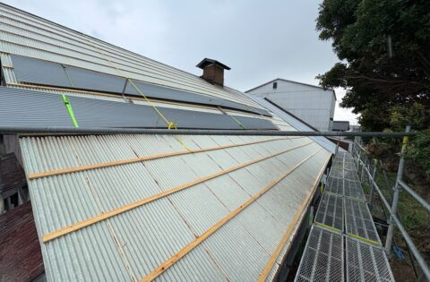 ⑤木下地取り付け・屋根材荷揚げ