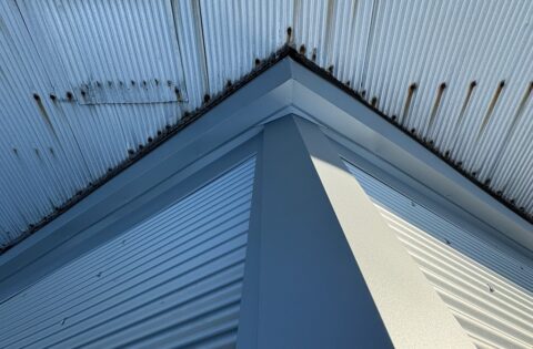 ⑨雨押え板金施工中