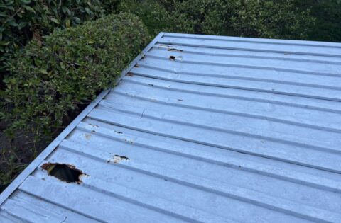 ①屋根雨漏り修理前（大きな穴が２ヶ所あることを確認）