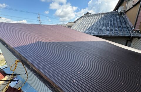 ④成形小波屋根葺き後